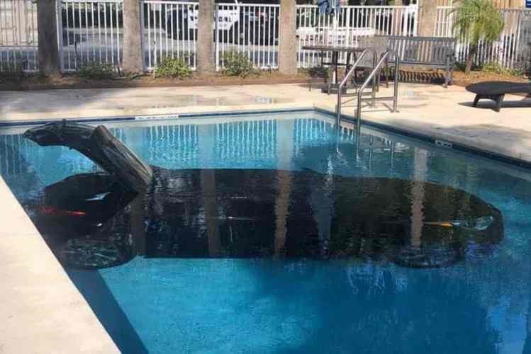 Hóspede « estaciona » carro dentro de piscina de hotel