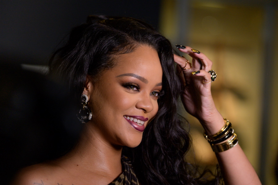 Acabada de ficar solteira, Rihanna diverte-se com ‘ex’ em concerto