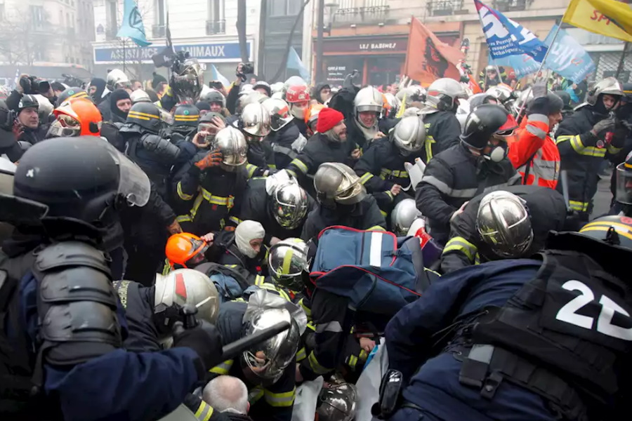 Confrontos entre bombeiros e a polícia em Paris
