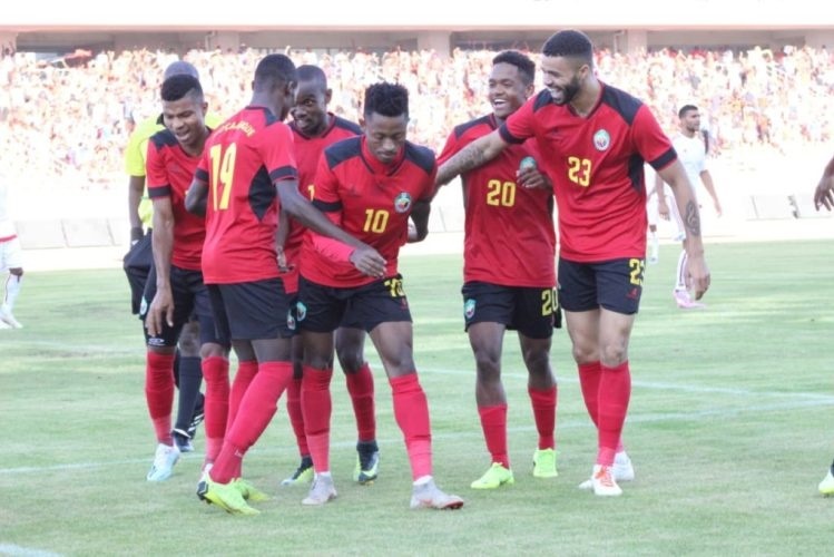 Técnico dos Mambas observa jogadores em Portugal