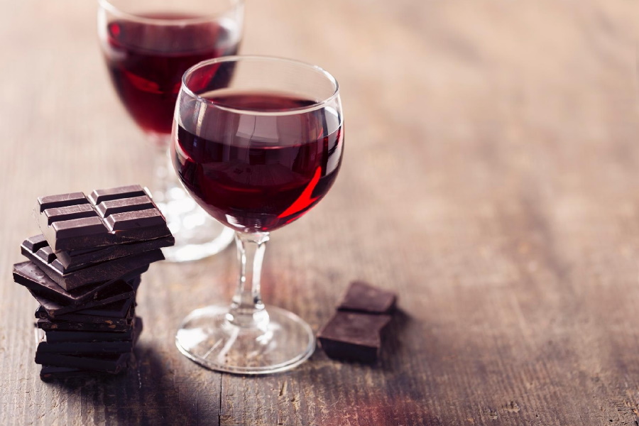 Chocolate e vinho tinto exterminam as rugas