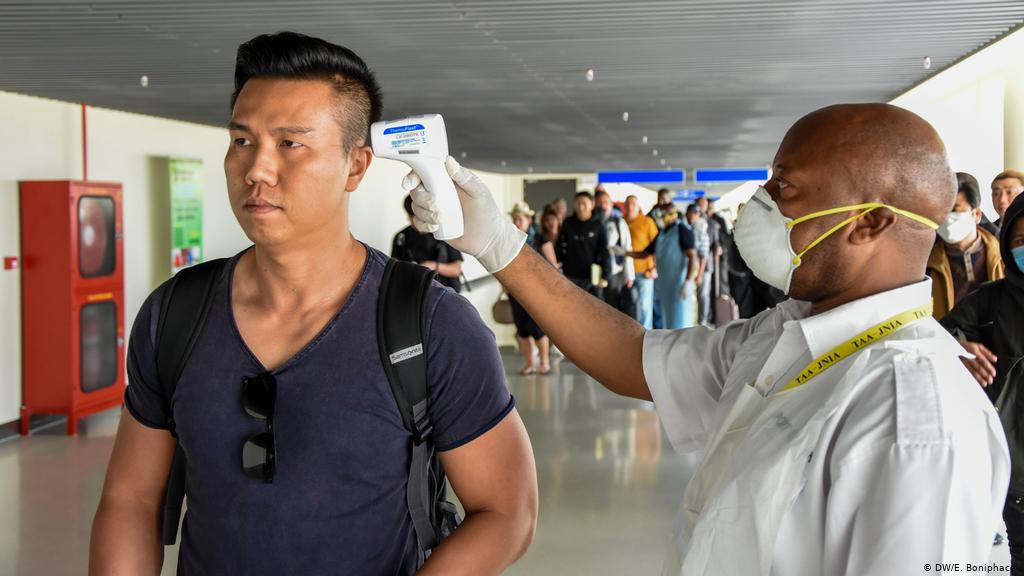 Cidadão chinês em quarentena domiciliária