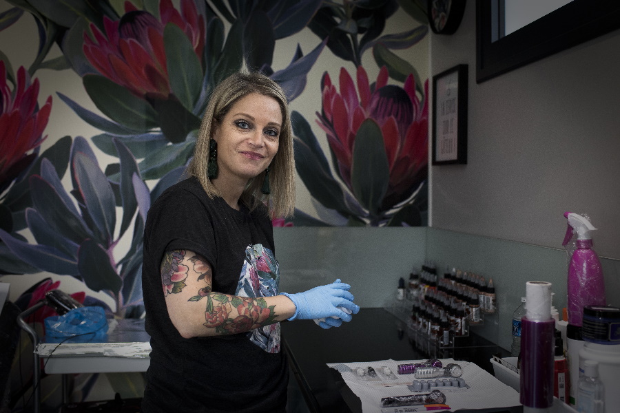 Tatuadora cria mamilos para mulheres vítimas de cancro da mama