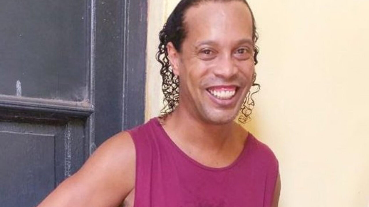 Primeira foto de Ronaldinho na prisão