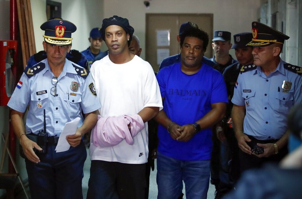 Ronaldinho disputado por policiais e prisioneiros para torneio na prisão