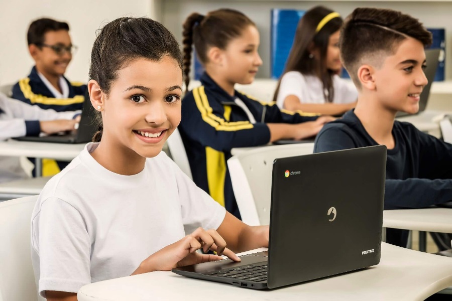 Empresas e autarquias doam computadores a alunos