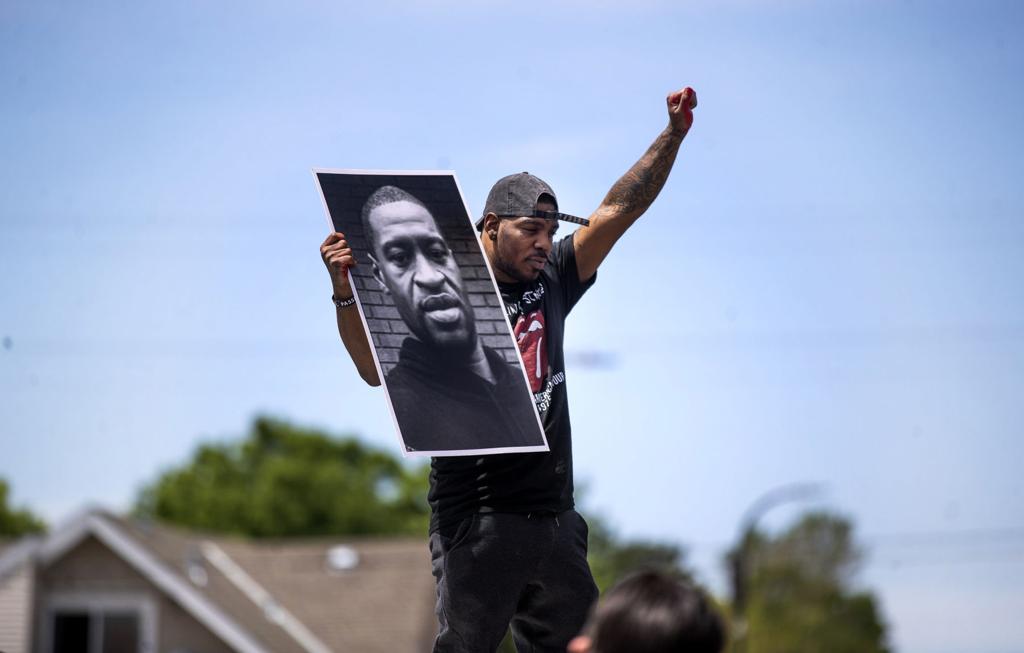 “Não consigo respirar”: a morte de George Floyd pela polícia está a revoltar a América