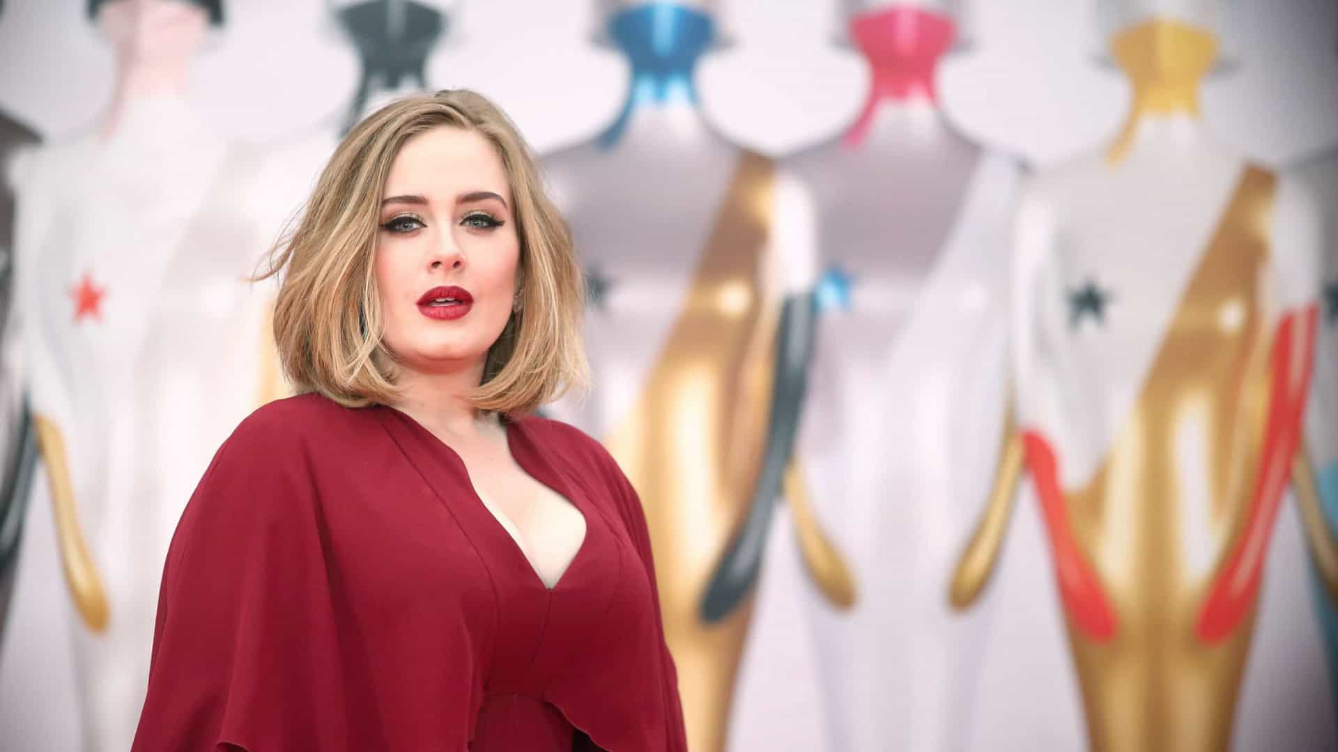 Adele choca fãs ao surgir muitíssimo mais magra