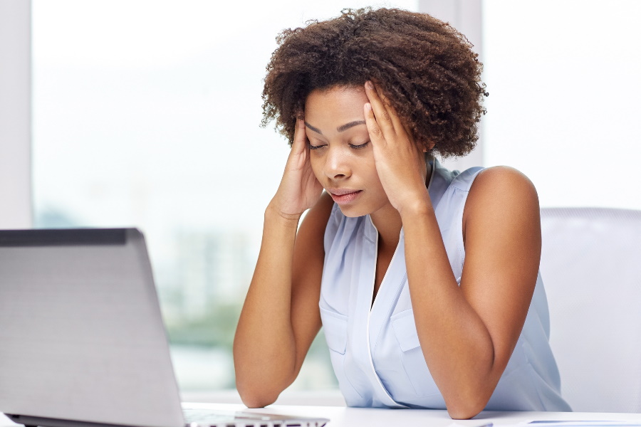 Cinco maus hábitos que lhe causam dores de cabeça