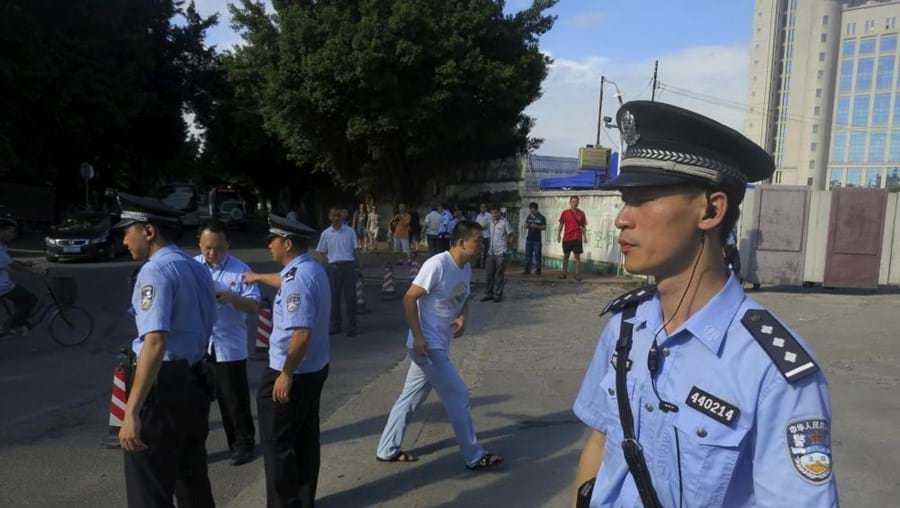 Mulher enterrada pelo filho na China resgatada com vida três dias depois