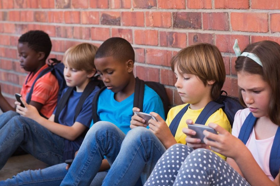 Qual a idade certa para dar um celular ao seu filho?