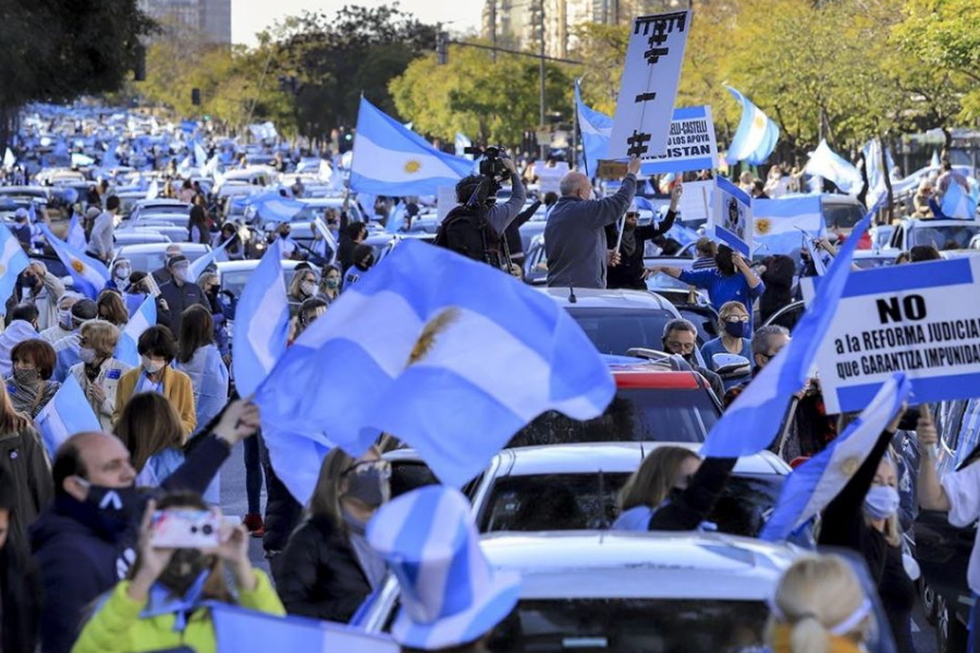 Argentinos participam em protestos