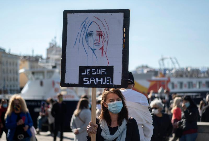 “Je suis prof”. França sai à rua para homenagear professor decapitado