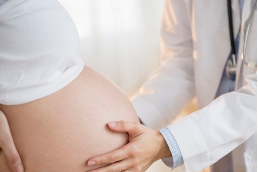 Homem corta ventre da mulher grávida « para garantir que filho era rapaz »