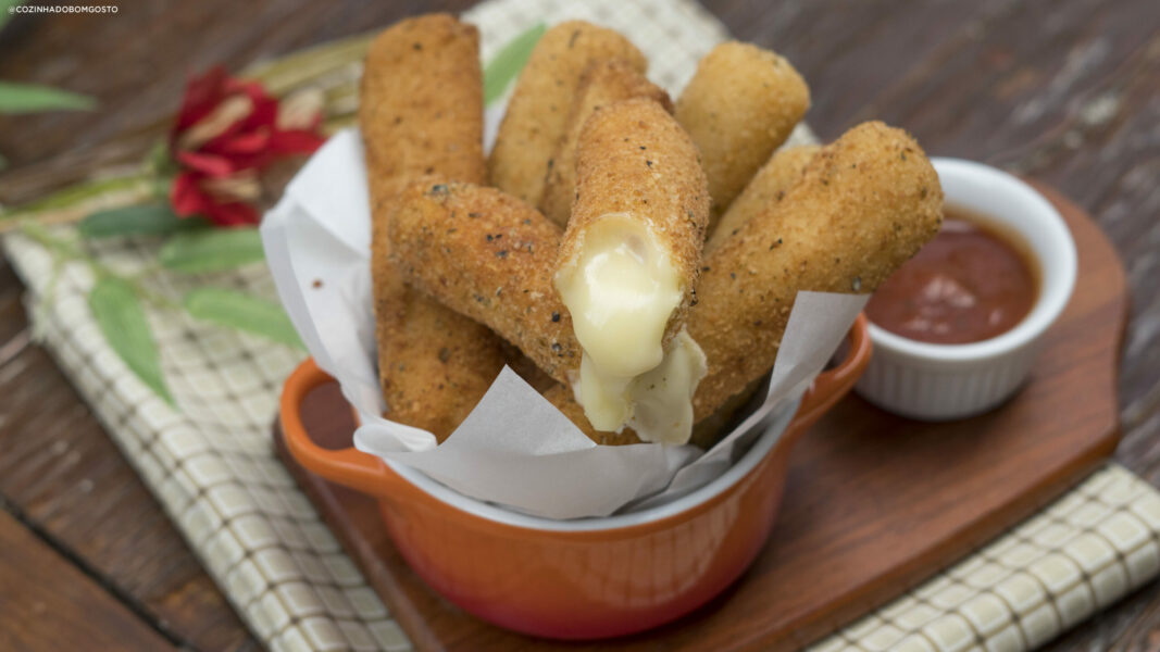 Palitos de queijo crocantes feitos com pão de forma