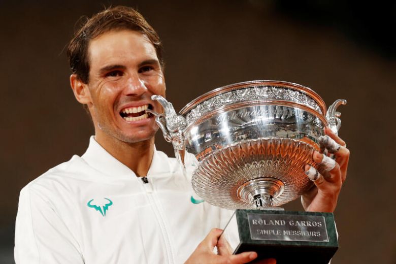 Nadal arrasa Djokovic e conquista Roland Garros pela 13.ª vez