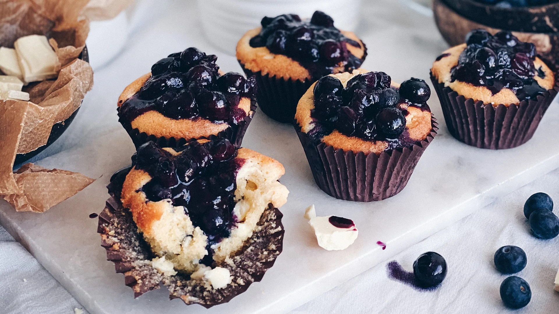 Muffins de blueberry e chocolate branco de Ruby Bhogal