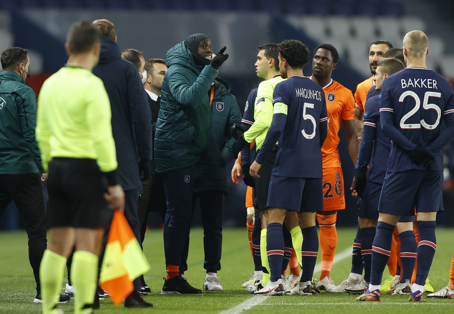 Paris Saint-Germain-Basaksehir interrompido por alegado insulto racista