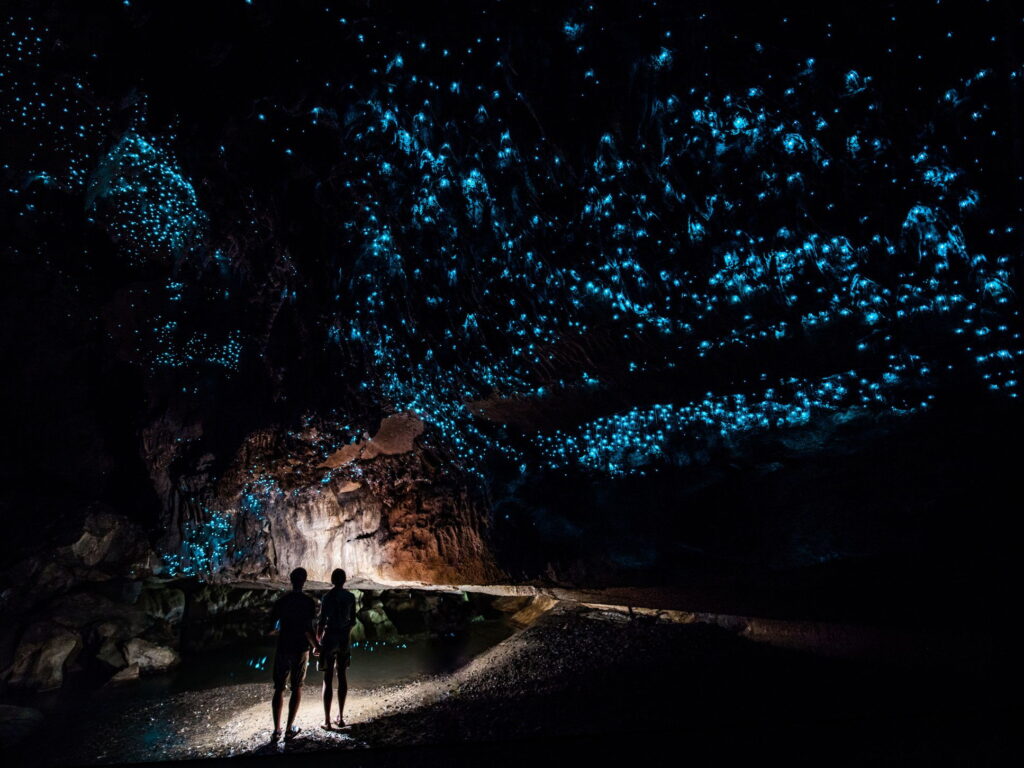 As impressionantes cavernas onde o tecto se ilumina de azul