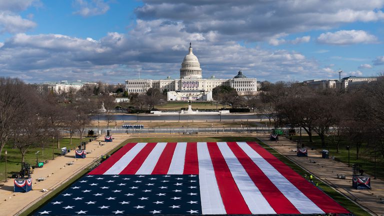 Biden é hoje empossado numa Washington deserta e fortemente vigiada