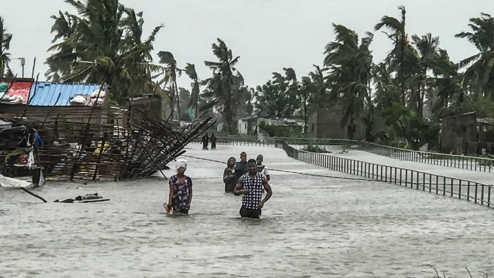 Proteção civil moçambicana alerta para a saída da população de zonas baixas devido à aproximação de uma depressão tropical.