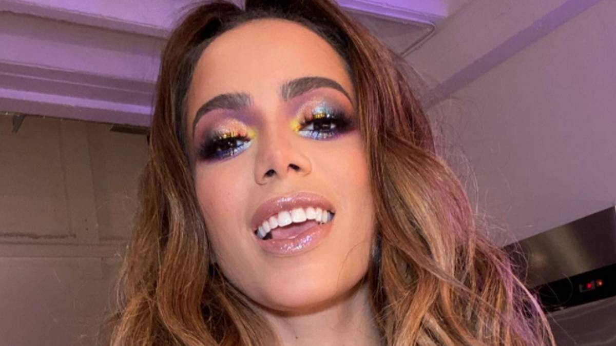 Circula na internet um vídeo de Anitta a tatuar o ânus