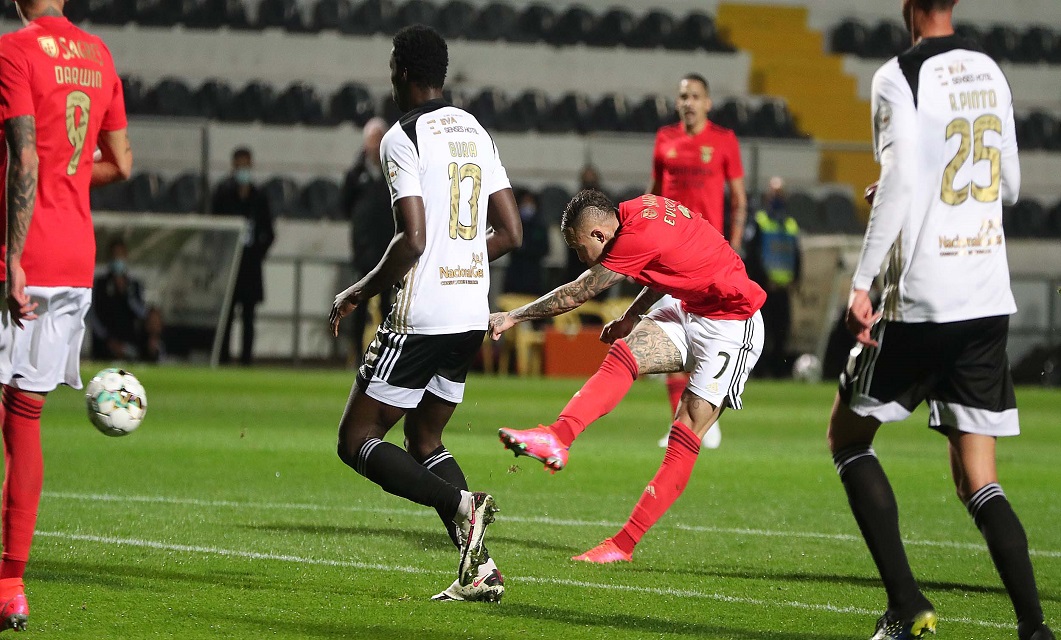 Águia volta a empatar e fica a 15 pontos da liderança: Farense 0-0 Benfica