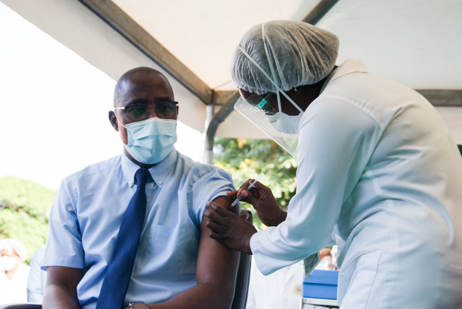 Ministro da Saúde foi primeiro a ser vacinado em Moçambique