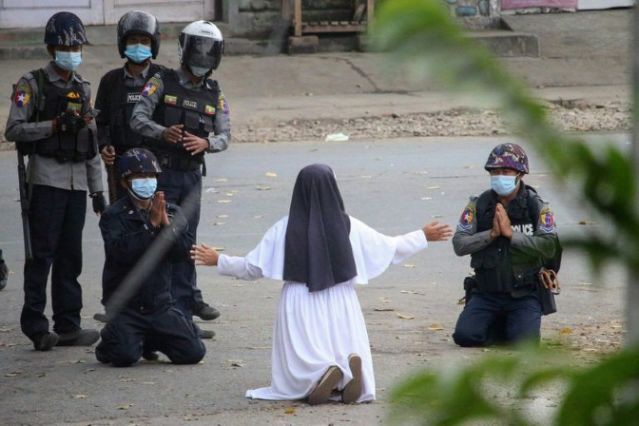 Myanmar: Freira ajoelhada em frente à polícia para pedir que não disparem contra os manifestantes