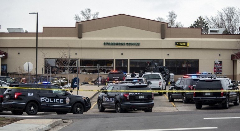 Tiroteio em supermercado no Colorado. Suspeito dispara contra a polícia