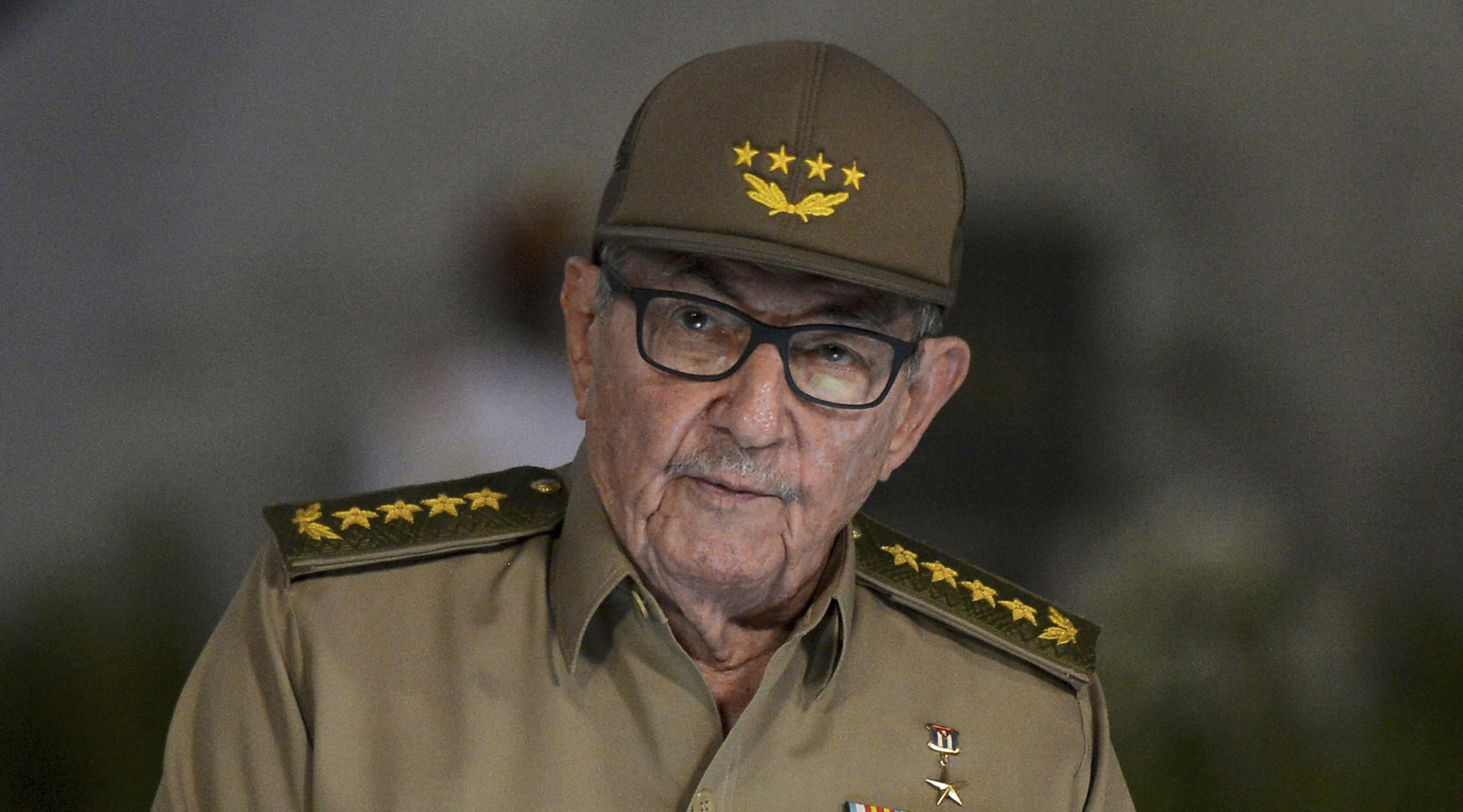 Raúl Castro deixa cargo de líder do partido comunista cubano