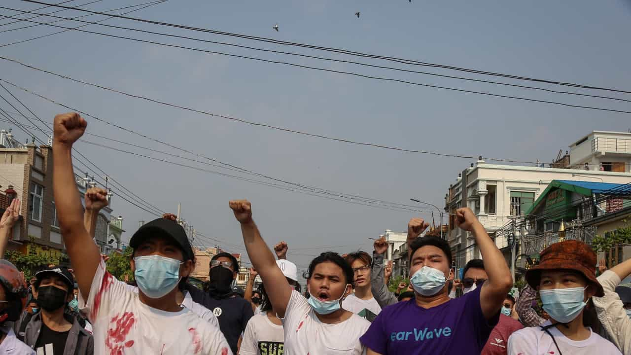 Exército de Myanmar termina protesto de pessoal médico com tiros