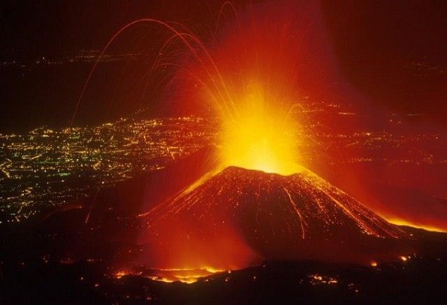 Erupção do vulcão Etna provoca encerramento do espaço aéreo no sul de Itália