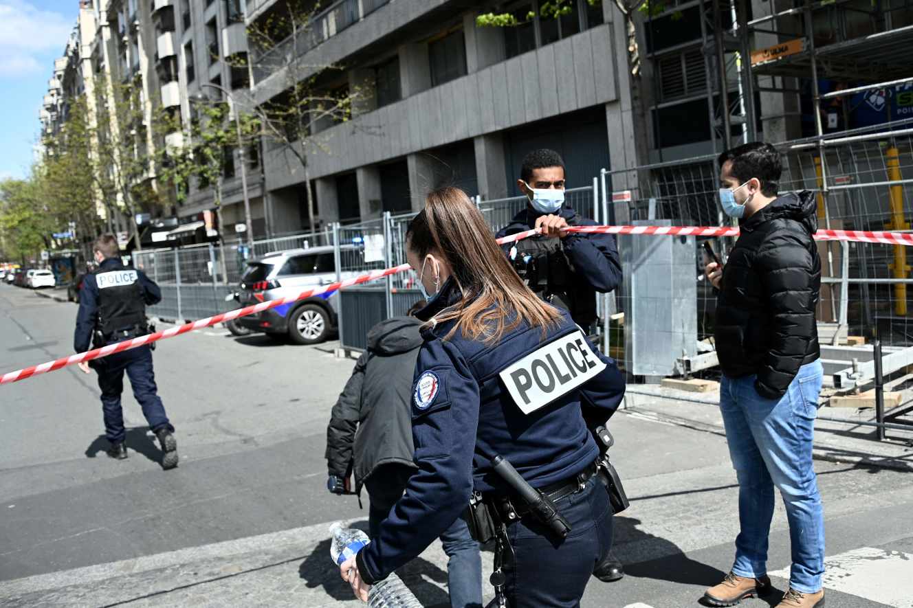 Um morto e um ferido a tiro à porta de hospital em Paris. Atirador em fuga