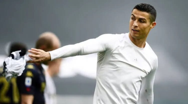 Cristiano Ronaldo atira camisola ao chão após vitória da Juventus.
