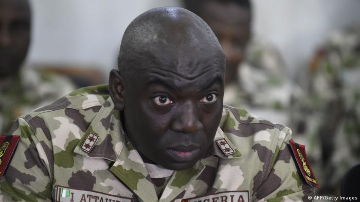 Chefe do Exército nigeriano morre em queda de avião
