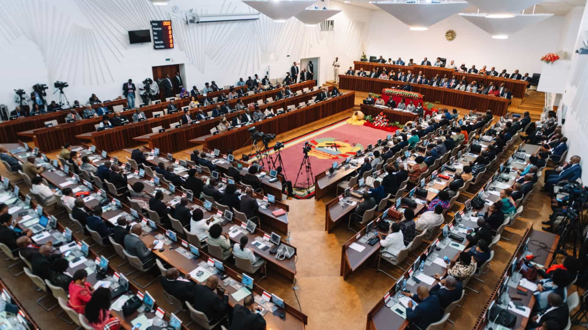 Regalias ficam fora da agenda parlamentar moçambicana após críticas