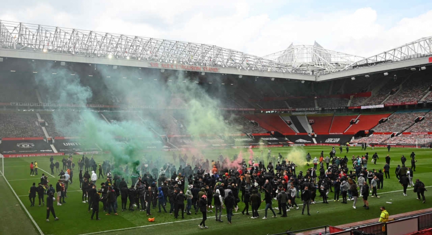 Jogo entre Manchester United e Liverpool adiado após protestos em Old Trafford