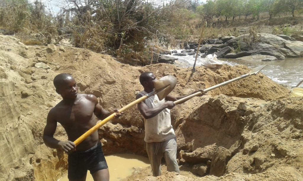 Garimpeiros arriscam a vida para sustentar famílias em Moçambique