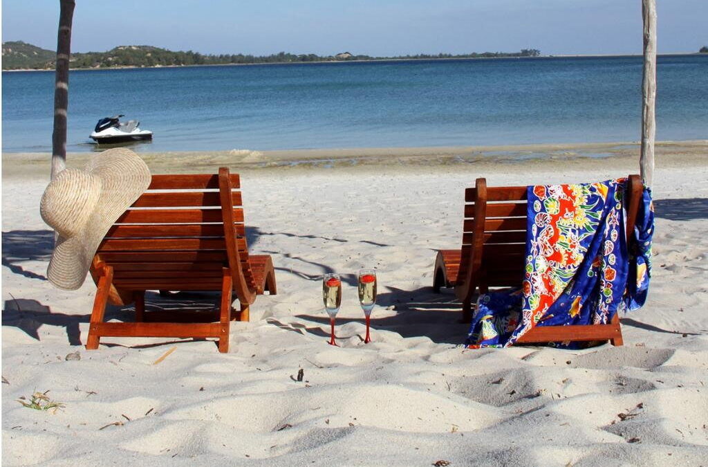 Covid-19: Moçambique reabre praias, pré-escolar e alivia horários