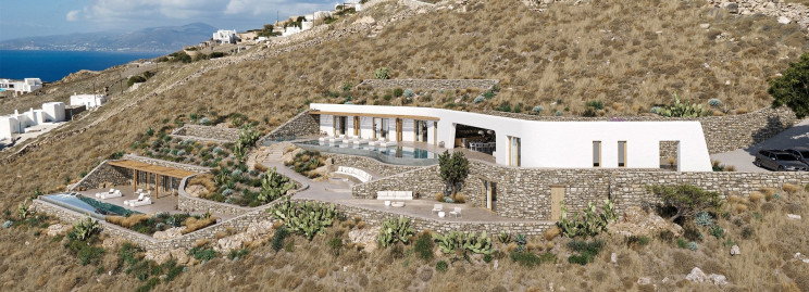 Uma casa “escondida” numa encosta na ilha grega de Mykonos