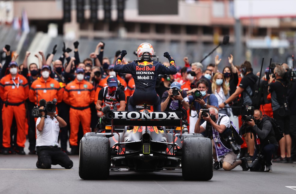 Verstappen vence pela primeira vez no Mónaco e partilha o pódio com Sainz e Norris