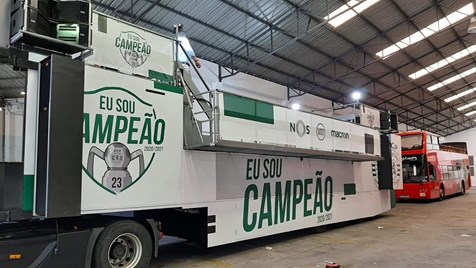 Desporto: “Eu sou campeão”: autocarro já está ‘pintado’ para a festa.