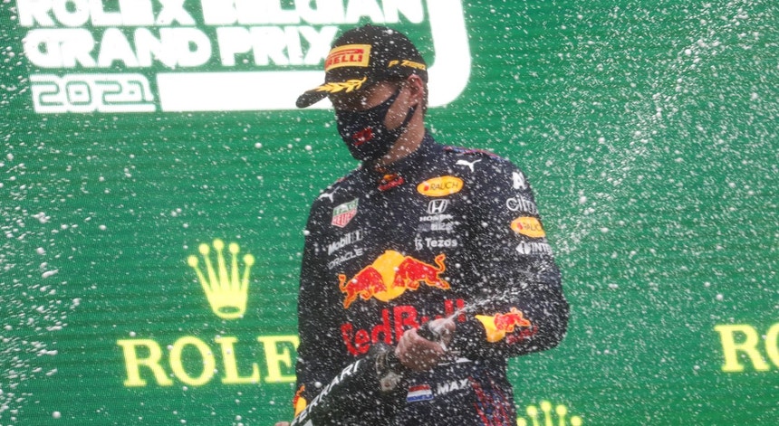 F1: Verstappen com meia vitória no GP mais curto de sempre