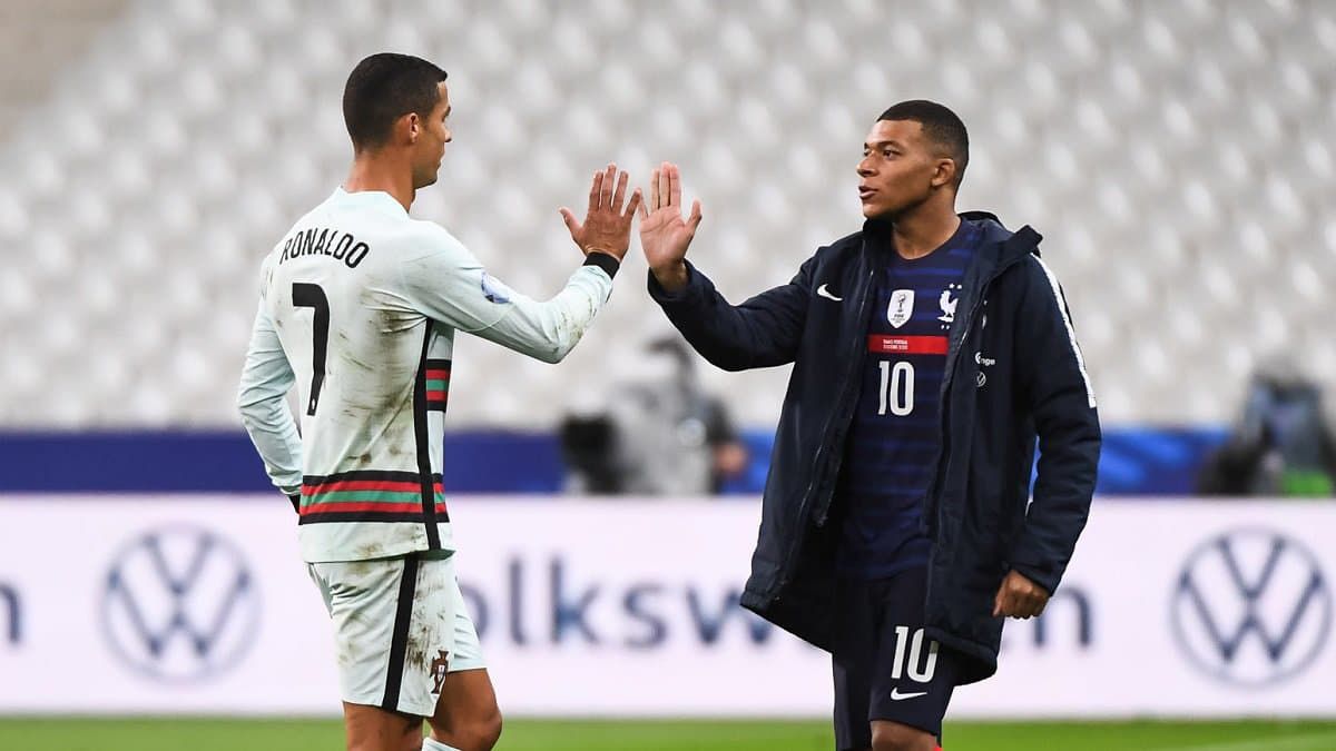 Desporto: Mbappé « bloquea » Cristiano Ronaldo