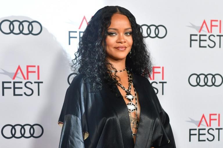 Famosos: Rihanna é oficialmente uma bilionária