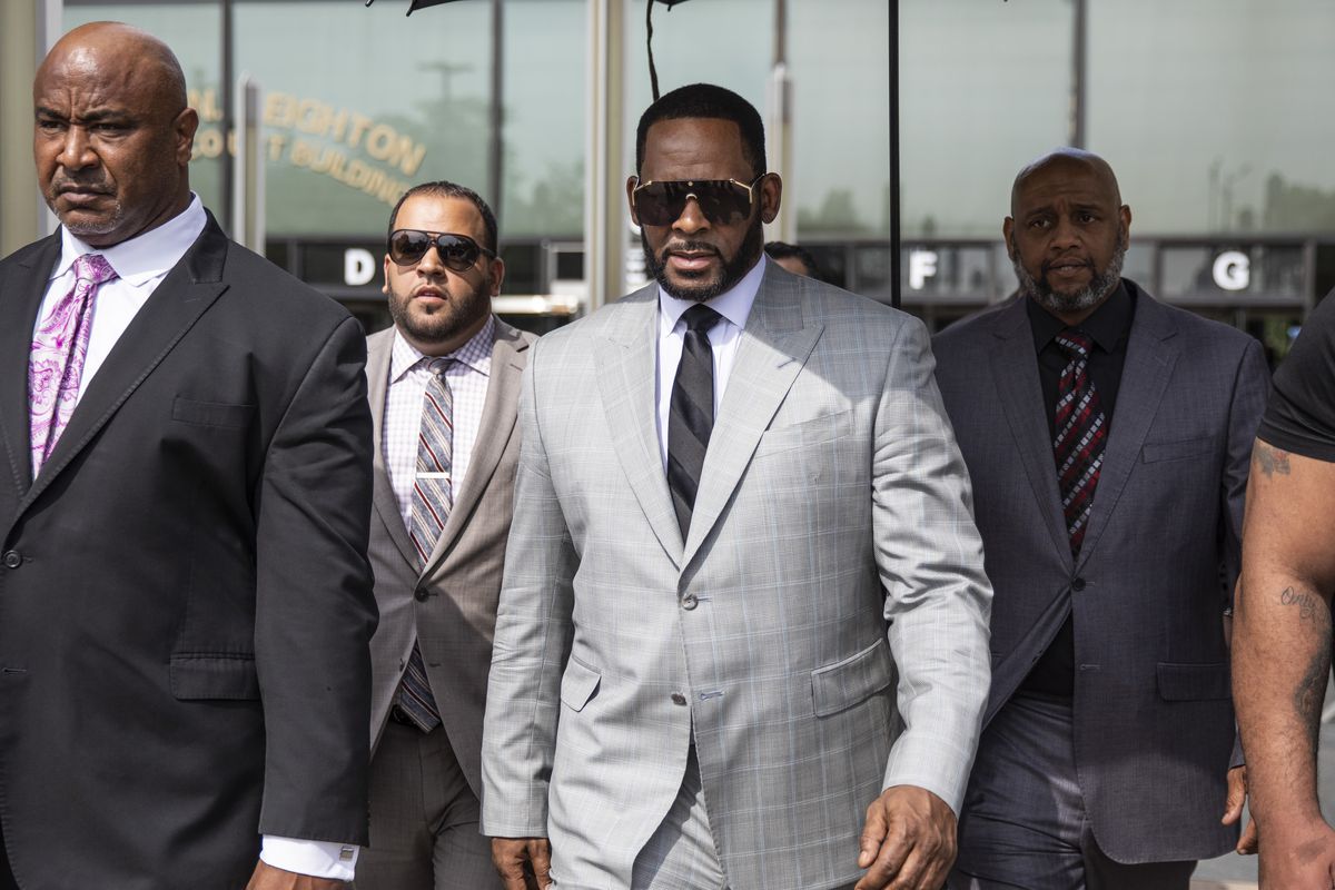 Famosos: Alegada vítima diz que, aos 16 anos, R. Kelly a fez vestir-se de escuteira e filmou sexo