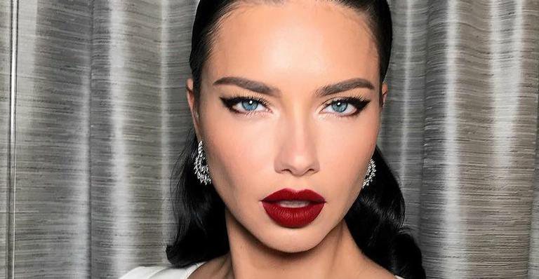 Famoso: Aos 40 anos Adriana Lima posa nua