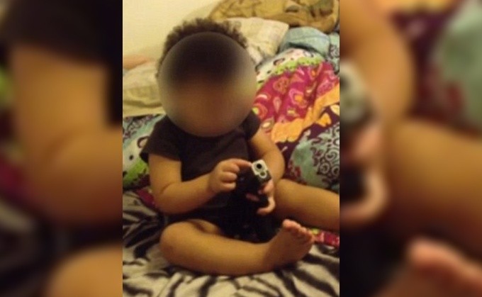 EUA: Bebé mata pai a tiro após pegar em arma que pensava ser brinquedo