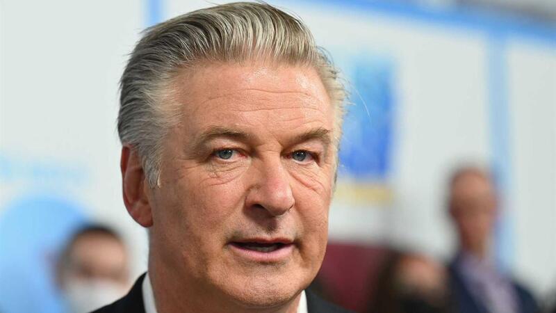 Famosos: Alec Baldwin, « Jogou à roleta russa » ao disparar uma arma